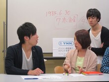 ラフレクラン西村（左）に開運行動をアドバイスする出雲阿国（前列右）。