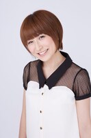 「四県対抗 しこクイズ」に出演するおかもとまり。