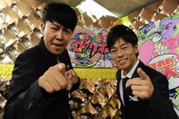 「全人類を笑わせろ！爆笑！ロックオン」MCの小籔千豊（左）、陣内智則（右）。(c)TBS