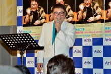 イベント中、ファンと気さくに交流する仲本工事。