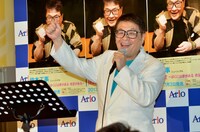 「持病の歌～ぼくには夢がある 希望がある～」を歌う仲本工事。