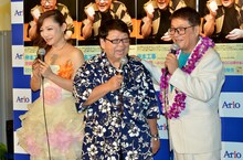 サプライズゲストとして登場した高木ブー（中央）と、仲本工事（右）。