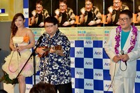 「涙そうそう ウクレレ ハワイアン ver」を披露する高木ブー（中央）と、仲本工事（右）。