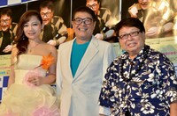 仲本工事（中央）、高木ブー（右）、仲本の妻・三代純歌（左）。