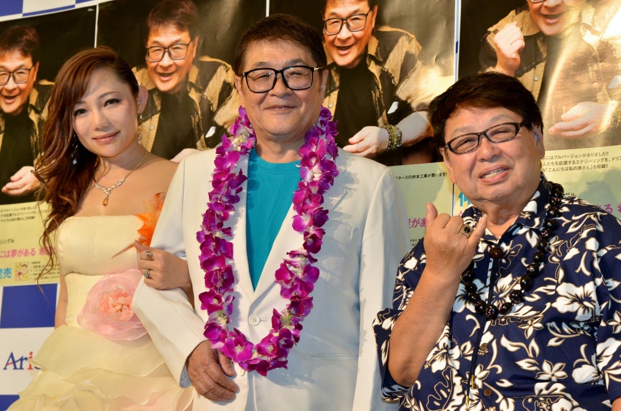 「仲本工事 新曲発表会＆バースデイイベント」に登場した仲本工事（中央）と、高木ブー（右）、仲本の妻・三代純歌（左）。