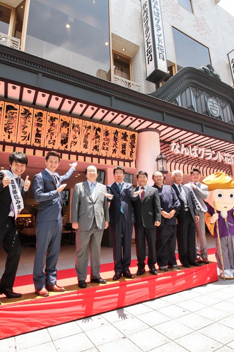 「なんばグランド花月伝統工芸看板 滋賀県米原市『木彫看板』お披露目式」の模様。(c)吉本興業