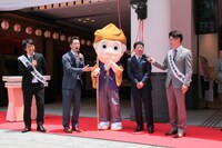 「なんばグランド花月伝統工芸看板 滋賀県米原市『木彫看板』お披露目式」の模様。(c)吉本興業