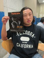 7月12日（金）から14日（日）まで、東京・銀座博品館にて上演される「マンボウやしろの告別ショー2013『帽子ヲ風ガ～何違いな3人～』」に出演するロバート秋山。