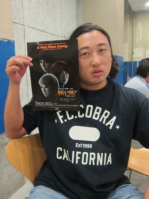 7月12日（金）から14日（日）まで、東京・銀座博品館にて上演される「マンボウやしろの告別ショー2013『帽子ヲ風ガ～何違いな3人～』」に出演するロバート秋山。