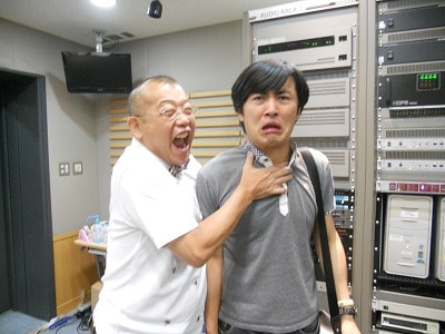 ラジオ番組「笑福亭鶴瓶　日曜日のそれ」で共演する笑福亭鶴瓶（左）と、ゲストの劇団ひとり。