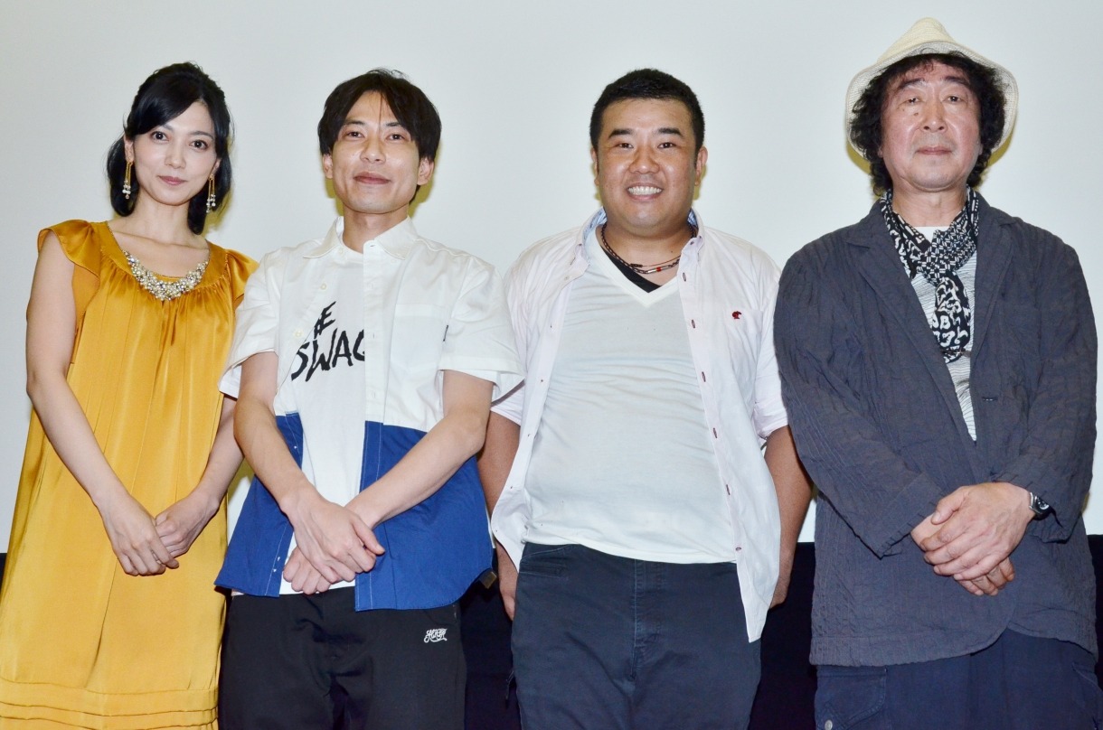 映画「樹海のふたり」初日舞台挨拶に登壇した主演のインパルスと、遠藤久美子（左）、山口秀矢監督（右）。
