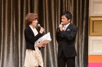 司会の徳光正行（右）と宮島咲良（左）。