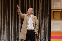 ルシファー吉岡。ロマンチックな発言とは裏腹に、意外な行為を働いている様子に会場は爆笑。