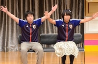 トップリード。片岡鶴太郎はネタ中の新妻（写真右）の怒ってふくれた顔が好きだったことを明かした。