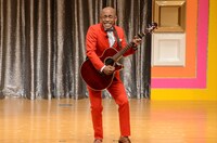 自身の境遇を歌にして披露したぶらっくさむらい。