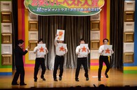 夜ふかしの会。5人ならではのネタで会場の笑いを誘った。