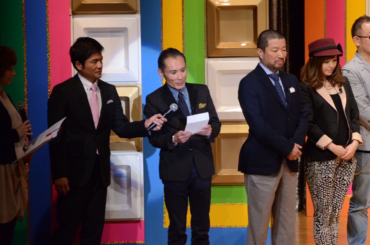 優勝を発表する審査委員長の片岡鶴太郎。