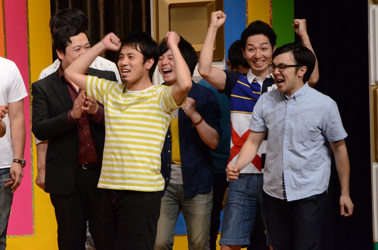 優勝が決定し、ガッツポーズして喜ぶ夜ふかしの会。