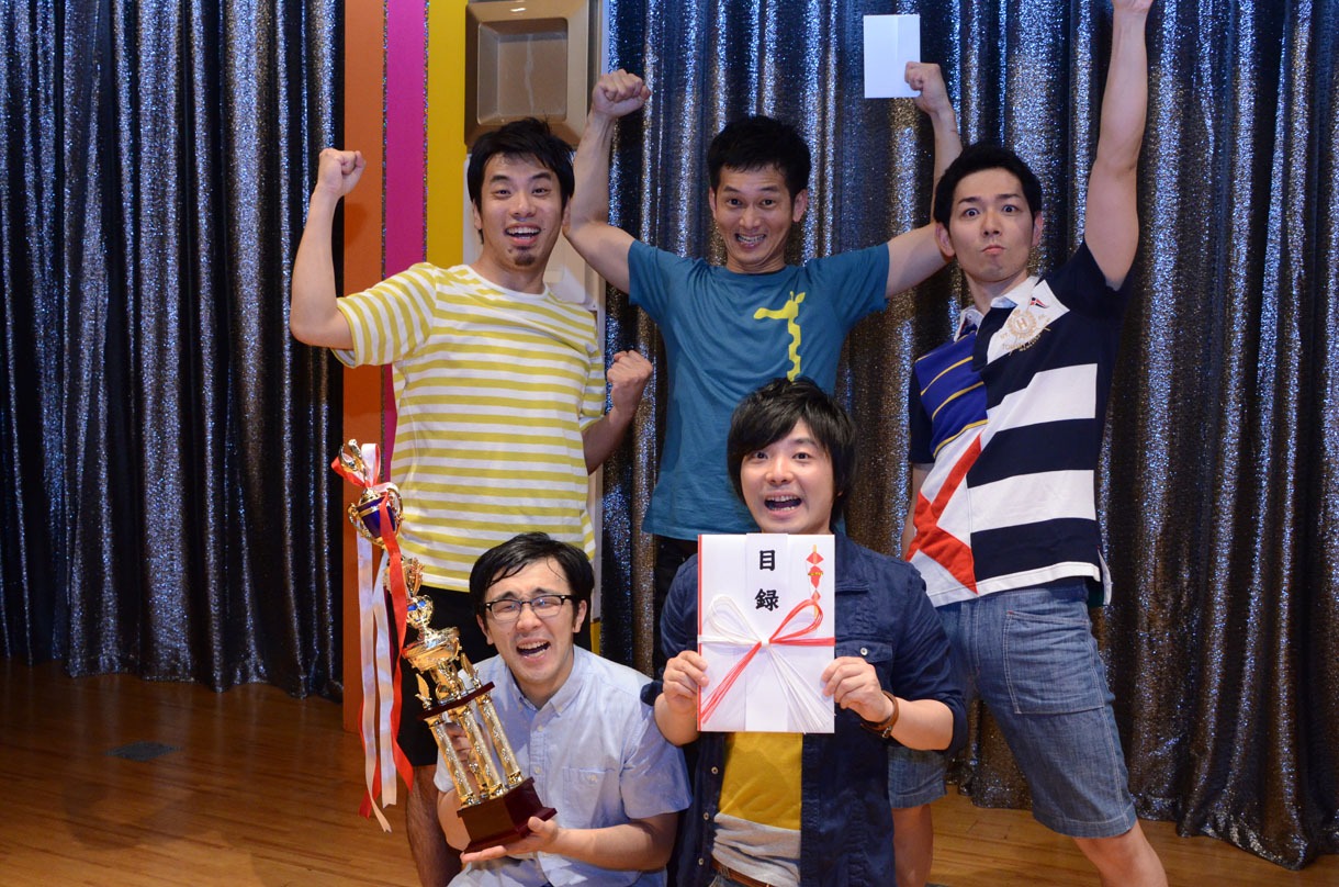 第4回 あなたが選ぶ！ お笑いハーベスト大賞～起こせ笑イノミクス！ 次世代芸人決定戦」で優勝した夜ふかしの会。（後列左から）原、三宅、鬼頭、（前列左から）大重、砂川。