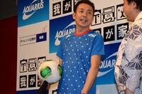 浴衣からユニフォームに着替え、フリースタイルフットボールの技を披露する気満々の坪倉。