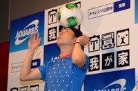 フリースタイルフットボールの技を披露する坪倉。