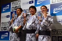 「アクエリアスチャレンジャーズパーク」PRイベントの模様。指輪はまだ購入していないという谷田部（右）。もちろん薬指には指輪ははめられていない。