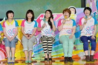 （左から）オアシズ、椿鬼奴、ハリセンボン。なお、メインパーソナリティの1人・柳原可奈子は体調不良で会見を欠席した。