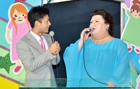 会見を終始盛り上げたマツコ・デラックス（右）と、マツコに翻弄されながら進行役を務めた榎並大二郎フジテレビアナウンサー（左）。