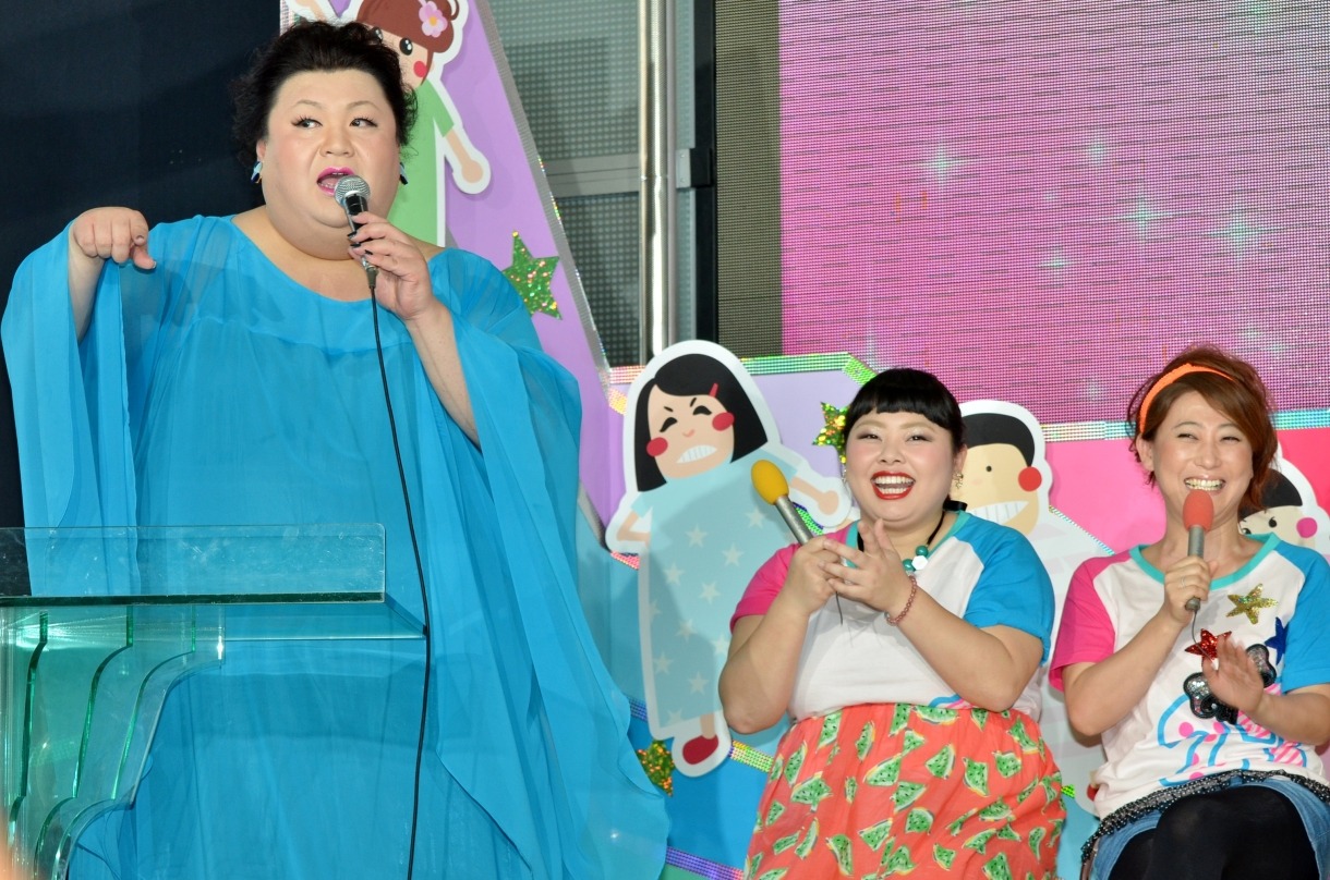 （左から）マツコ・デラックス、渡辺直美、友近。マツコと直美は足の巻き爪の話題で共感しあっていた。