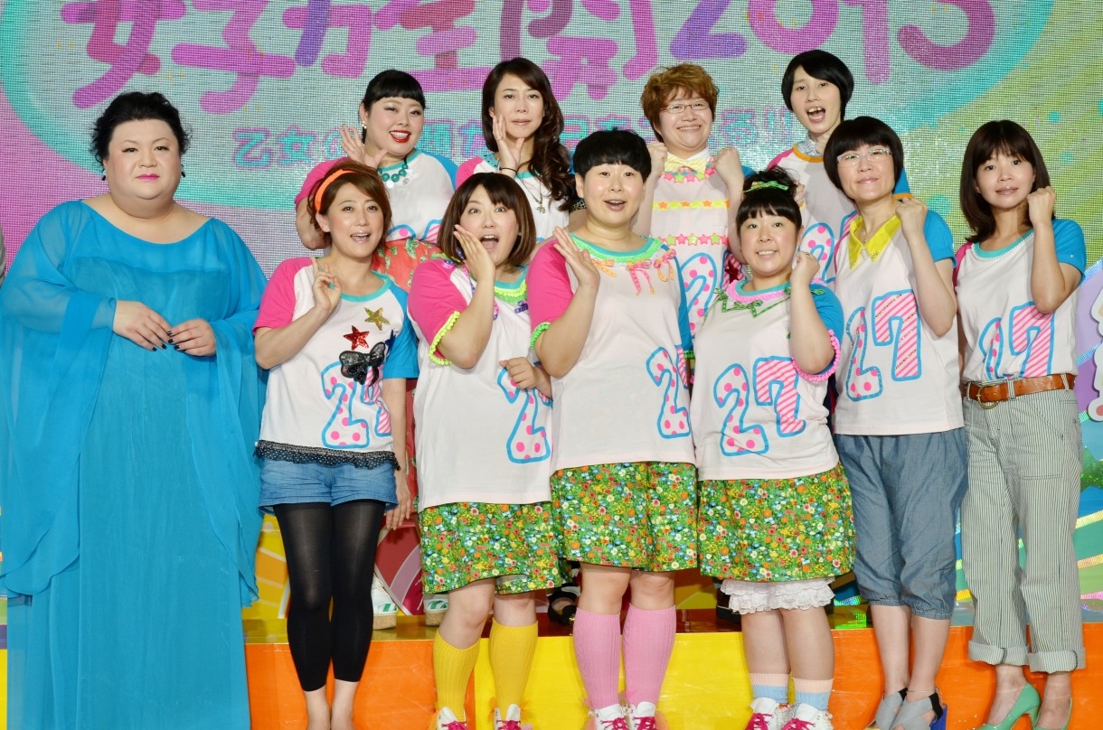 「FNS27時間テレビ 女子力全開2013 乙女の笑顔が明日をつくる!!」の記者会見に出席した女芸人10名と、マツコ・デラックス（左端）。