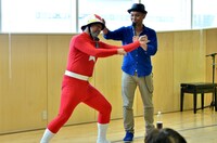 「ホワイト赤マン」ネタを披露する、5GAP。