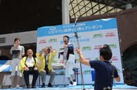 強風にあおられて八方スチロール製の帽子が飛ばされるハプニングも。