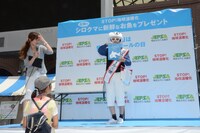 来場者にイルカの切り絵をプレゼントするハッポゥくん。