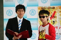 バイク川崎バイクとMCのザ・プラン9・浅越ゴエ。(c)吉本興業