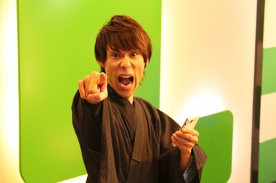 スマートフォン向けコミュニティ＆ゲーム「Ameba」の学園カードゲーム「ガールフレンド（仮）」CMに出演しているオキャディー。