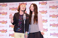 ネタを披露するスパイク。小川（右）は2007年大会で決勝進出した。