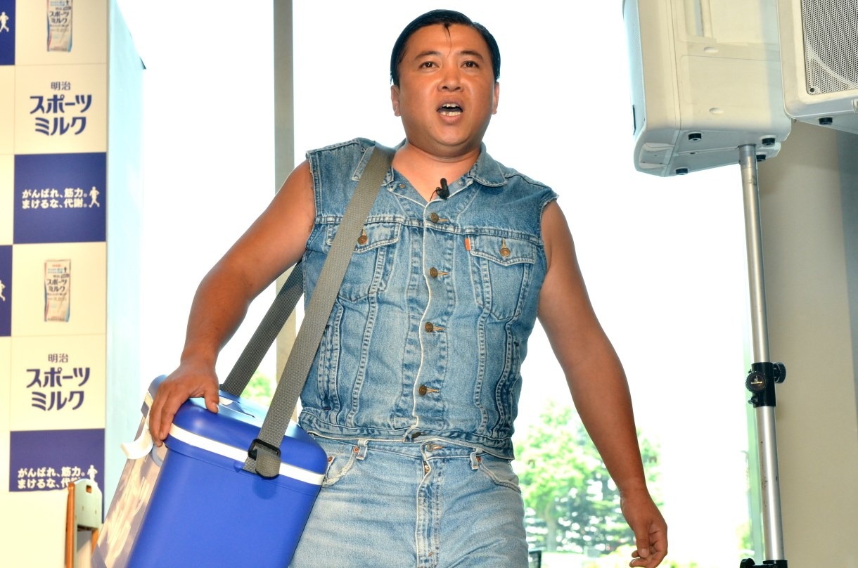 イベントに姿を見せるなり、フライングでサンプリングを始めるスギちゃん。