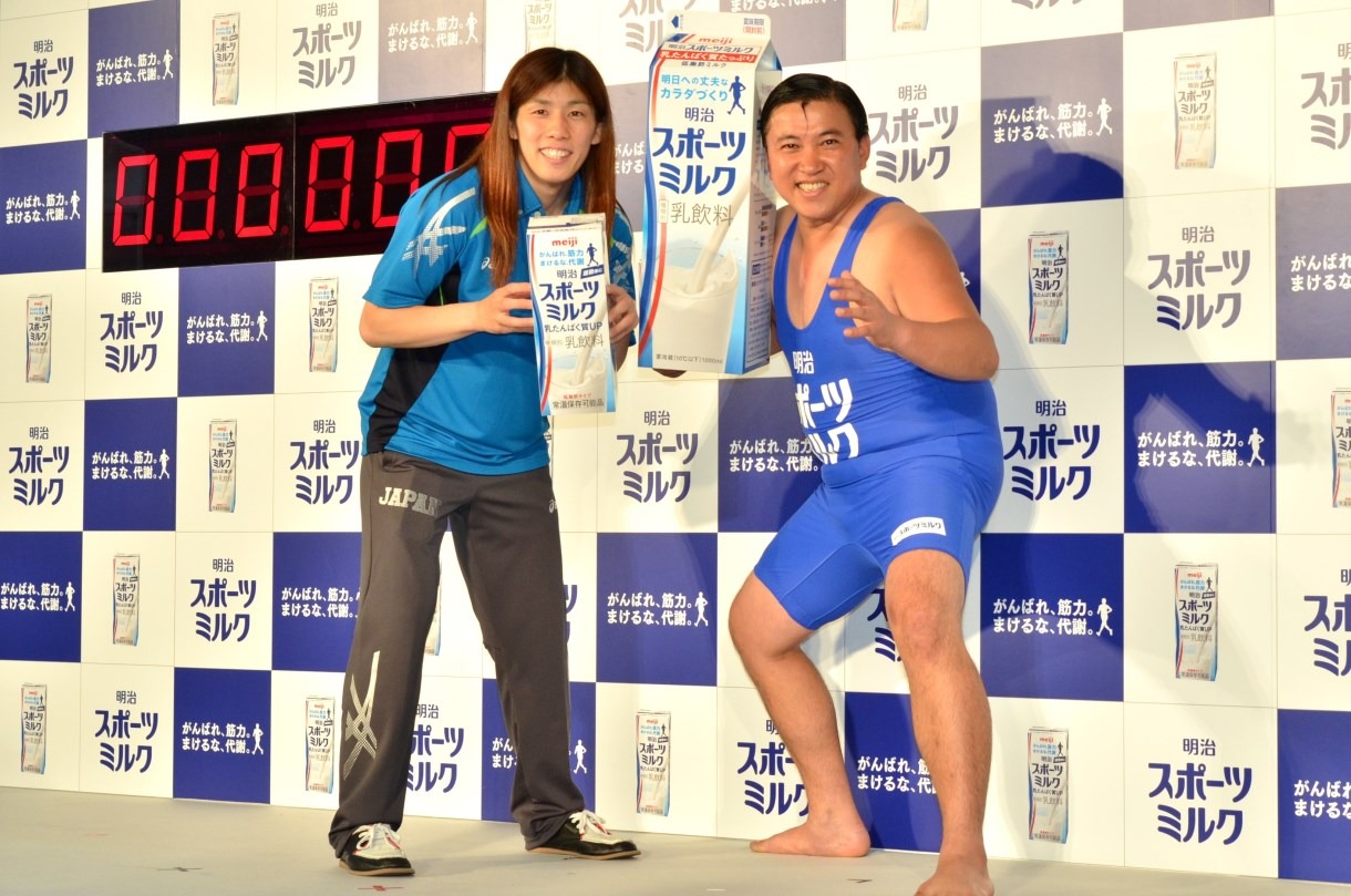 スギちゃん（右）と、吉田選手（左）。