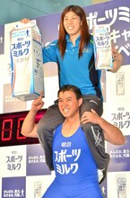 スギちゃん（下）と、吉田選手（上）。