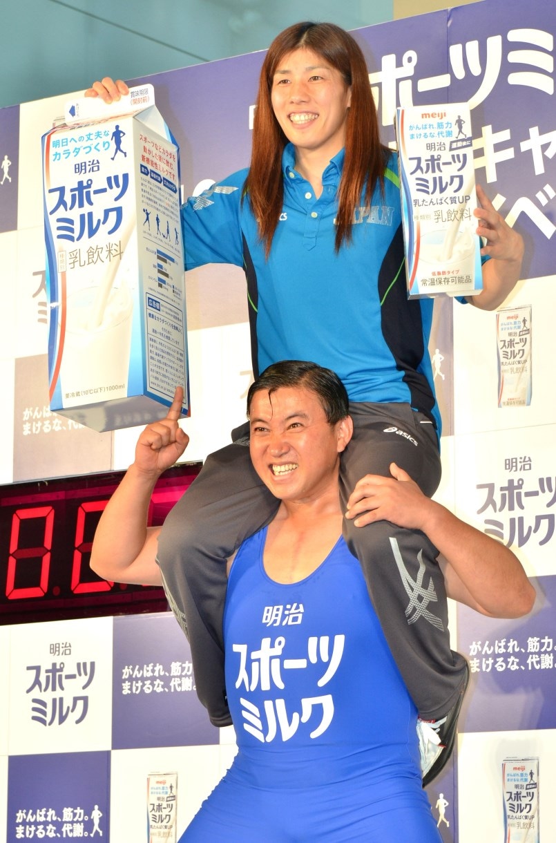 スギちゃん（下）と、吉田選手（上）。