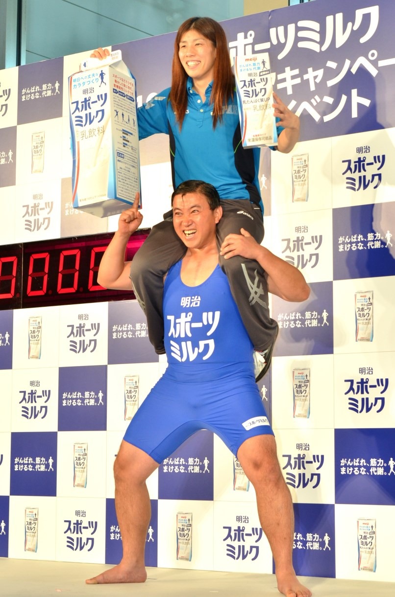 「明治スポーツミルク 100万人試飲キャンペーン」のスタートイベントに登場したスギちゃん（下）と、レスリングの吉田沙保里選手（上）。