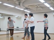 三宅にセリフを逐一教えようとするが、台本を渡せと一斉にツッコまれる大重。