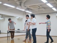 三宅にセリフを逐一教えようとするが、台本を渡せと一斉にツッコまれる大重。