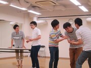 稽古の模様。原演じるコンビニ店員に巻き起こる残念な日常風景とは。