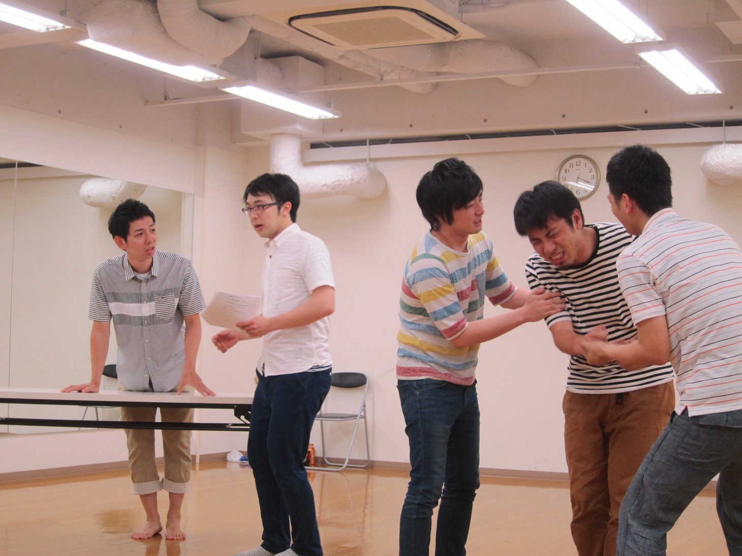 稽古の模様。原演じるコンビニ店員に巻き起こる残念な日常風景とは。