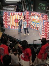 自作のライセンスTシャツを作ってきた3人組。