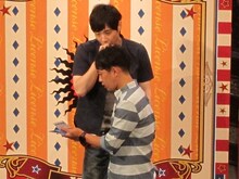 このトークライブ100回分のチケット半券をじっくり見るライセンス。藤原は休んだ回があるため、「俺より藤原やわ」とコメント。