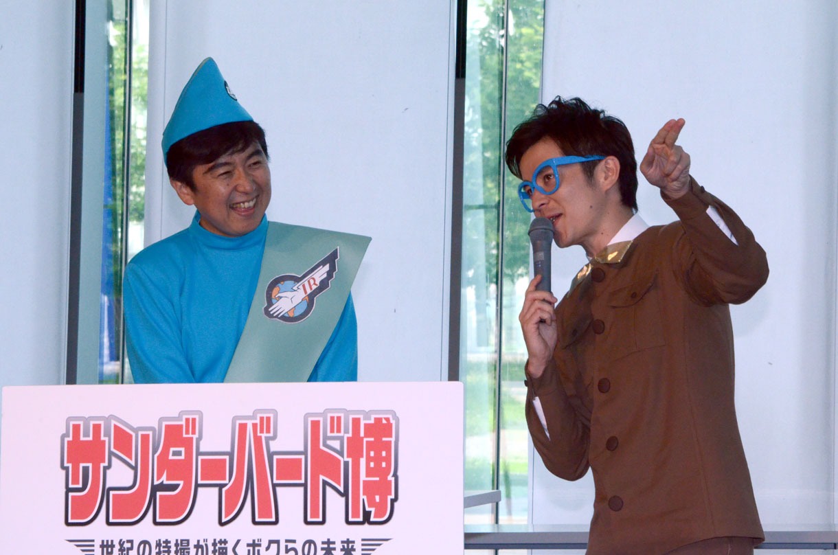 オリラジ藤森の合図でテープカットが行われた。