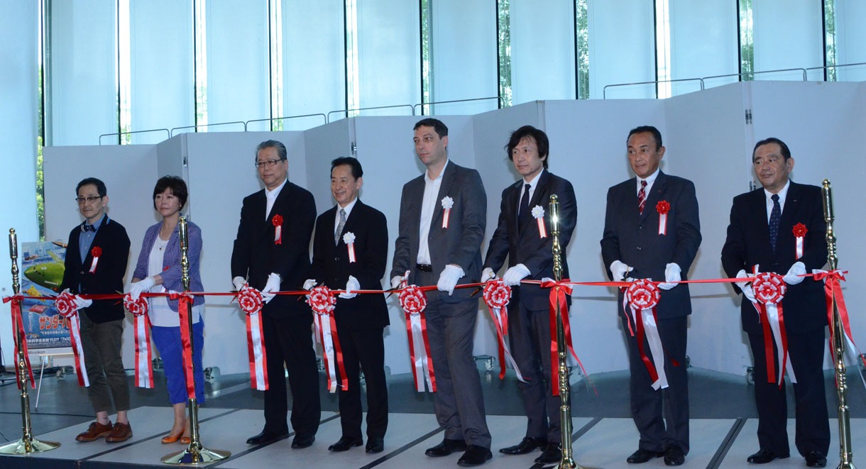 テープカットの模様。