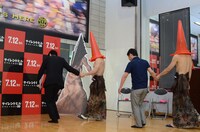 頭に三角コーンを被り、スタッフに手をひかれながら登場した筋肉芸人たち。